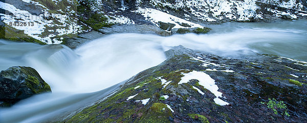 Kälte Panorama Wasser Europa Winter Felsen Stein nass Landschaft Steilküste weiß Eis fließen Fluss Bach Heiligtum Alpen blau Grenze Schnee Schweiz