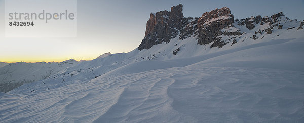 hoch  oben  Kälte  Panorama  Landschaftlich schön  landschaftlich reizvoll  Schneeschuh  Schneedecke  Berg  Winter  Landschaft  Frische  Himmel  Hügel  Schnee  Eis  Alpen  blau  Kanton Graubünden  Schweiz