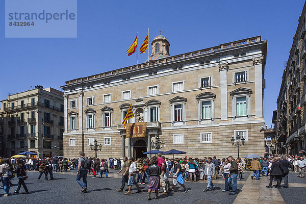 Europa  Gebäude  Großstadt  Regierung  Quadrat  Quadrate  quadratisch  quadratisches  quadratischer  Säule  Fahne  Barcelona  Barrio Gotico  Katalonien  römisch  Spanien