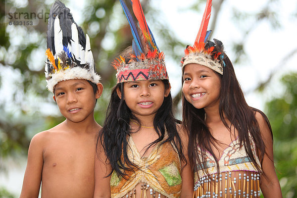 Kleidung  Tradition  Junge - Person  Indianer  Mädchen  lachen  Kolumbien  Südamerika