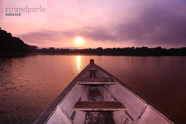 Wasser  Sonnenstrahl  Morgen  Sonnenaufgang  Regenwald  See  Kanu  pink  Gegenlicht  Wald  Kolumbien  Südamerika