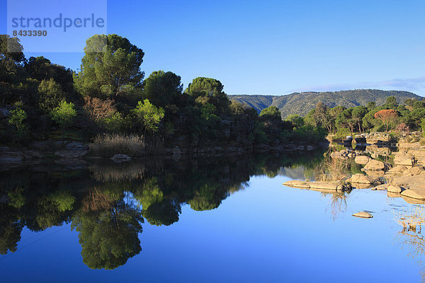 Nationalpark Felsbrocken Wasser Berg Baum Steilküste Spiegelung Wald fließen Fluss Holz Andalusien Spanien