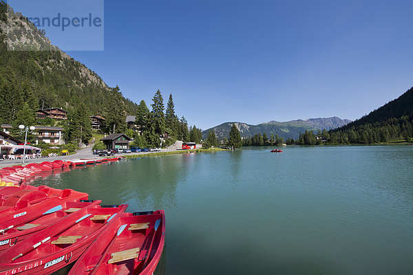 Landschaftlich schön  landschaftlich reizvoll  Wasser  Europa  Berg  Sommer  Landschaft  See  Boot  Natur  rot  Schweiz