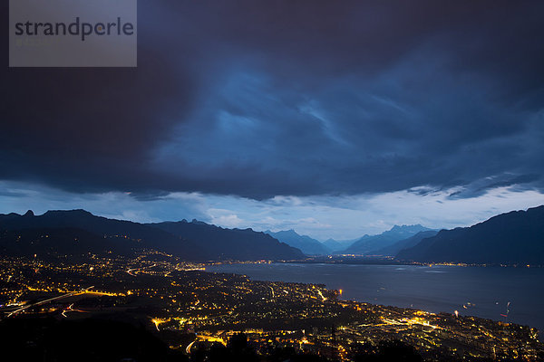 Europa Wolke Abend Nacht See Genfer See Genfersee Lac Leman Montreux Schweiz bei Nacht
