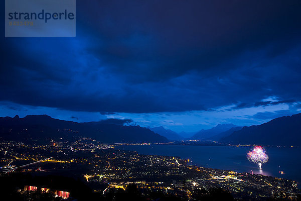 Europa Wolke Abend Nacht See Genfer See Genfersee Lac Leman Feuerwerk Montreux Schweiz bei Nacht