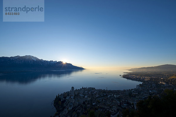 Landschaftlich schön  landschaftlich reizvoll  Europa  Abend  Sonnenuntergang  Landschaft  Gebäude  Stadt  Großstadt  See  Genfer See  Genfersee  Lac Leman  Montreux  Schweiz