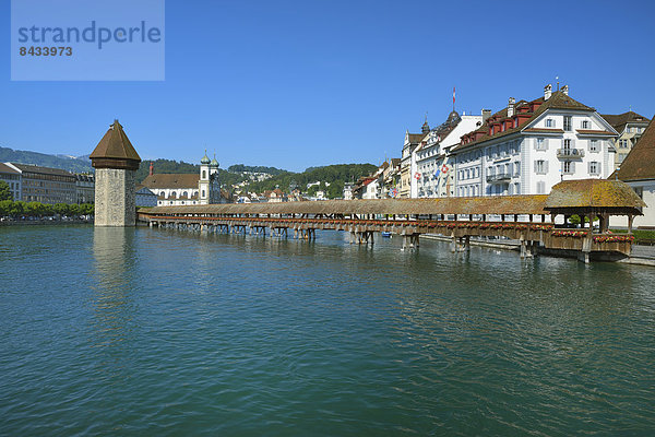 Europa Brücke fließen Fluss Altstadt Wasserturm Holzbrücke Kapellbrücke Luzern Schweiz