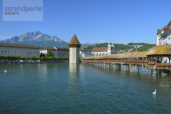 Europa Brücke fließen Fluss Altstadt Wasserturm Holzbrücke Kapellbrücke Luzern Schweiz