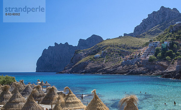 Wasser Europa Strand Steilküste Reise Sonnenschirm Schirm Insel blau Mallorca Tourismus Spanien