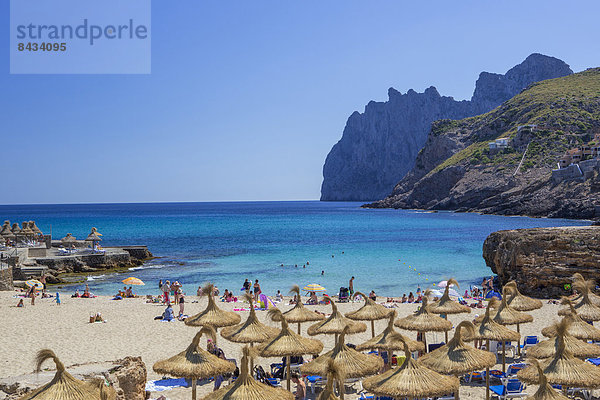 Wasser Europa Freizeit Strand Regenschirm Schirm Steilküste Reise Tourist Sonnenschirm Schirm Insel blau Mallorca Tourismus Spanien Sonne