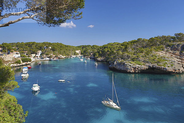 Europa Strand Reise Boot Architektur Insel blau Mallorca Tourismus Bucht Cala Figuera Spanien