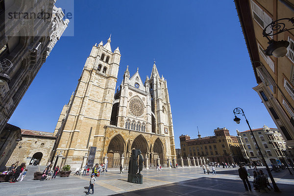 Europa  folgen  Reise  Großstadt  Architektur  Geschichte  Wahrzeichen  bunt  Kathedrale  Quadrat  Quadrate  quadratisch  quadratisches  quadratischer  Tourismus  Gotik  UNESCO-Welterbe  Leon  Spanien