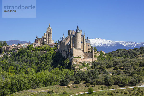 Gebirge  Europa  Blume  Palast  Schloß  Schlösser  Reise  Großstadt  Architektur  Geschichte  bunt  Kathedrale  Tourismus  UNESCO-Welterbe  Alcazar von Sevilla  Gebirgszug  Segovia  Schnee  Spanien
