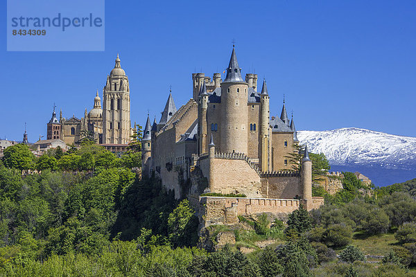 Gebirge  Europa  Blume  Palast  Schloß  Schlösser  Reise  Großstadt  Architektur  Geschichte  bunt  Kathedrale  Tourismus  UNESCO-Welterbe  Alcazar von Sevilla  Gebirgszug  Segovia  Schnee  Spanien