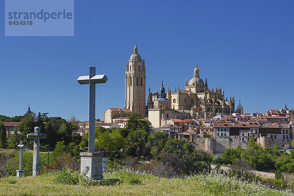 überqueren  Europa  gelb  Landschaft  Reise  Großstadt  Architektur  Geschichte  Kathedrale  Tourismus  UNESCO-Welterbe  Kreuz  Segovia  Spanien