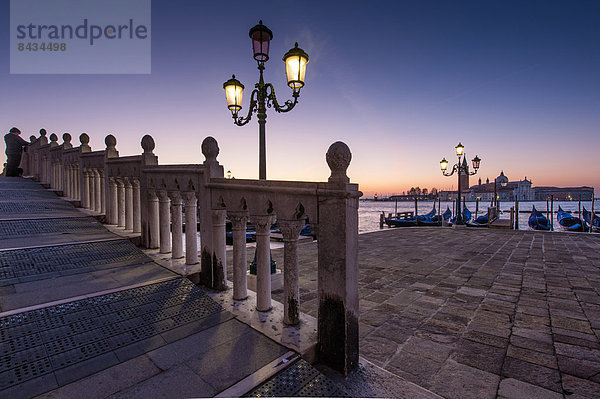 Laterne - Beleuchtungskörper  Italien  Stimmung  Venedig