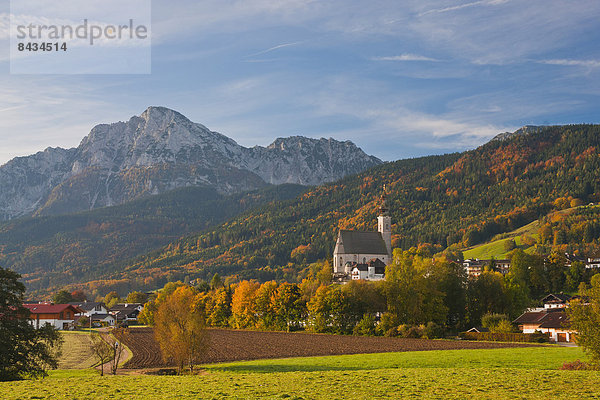 Europa  Gebäude  Vertrauen  Kirche  Religion  Dorf  Kirchturm  Herbst  Wiese  Bayern  Deutschland  Oberbayern