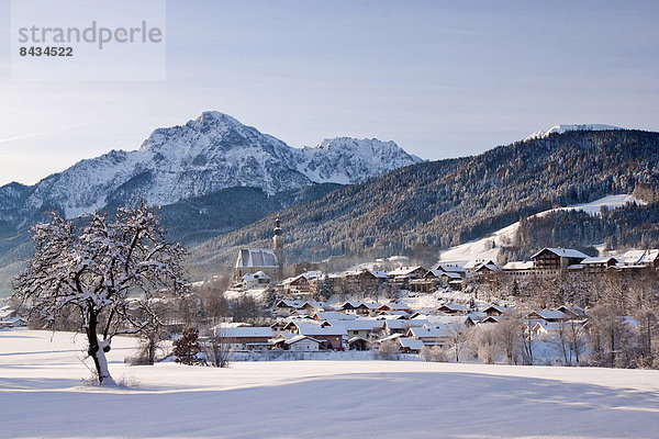 Kälte  Europa  Winter  Baum  Gebäude  Vertrauen  Kirche  Religion  Dorf  Kirchturm  Wiese  Bayern  Deutschland  Schnee  Oberbayern