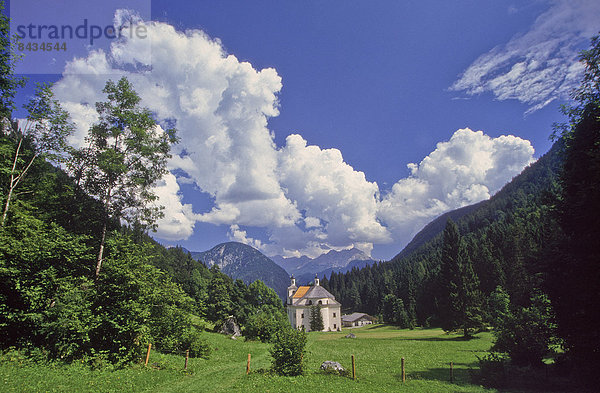 blauer Himmel  wolkenloser Himmel  wolkenlos  Europa  Berg  Wolke  Vertrauen  Steilküste  Kirche  Religion  Alpen  Österreich  Kapelle  Wallfahrt  Salzburg