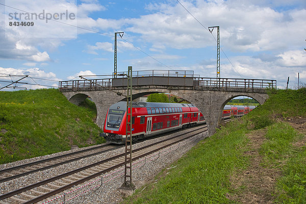 Europa  Transport  Fernverkehrsstraße  Brücke  Zug  rot  Elektrizität  Strom  Damm  Bayern  Deutschland  Oberbayern