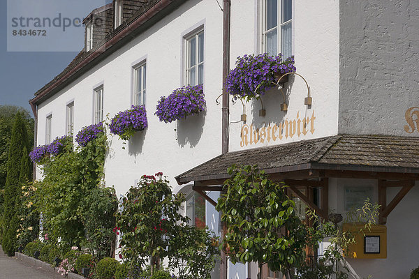 Kreuzgang  blauer Himmel  wolkenloser Himmel  wolkenlos  Himmel  Restaurant  Insel  Chiemsee  Chiemgau