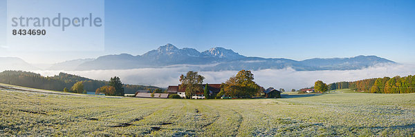 Landschaftlich schön  landschaftlich reizvoll  Europa  Berg  Wolke  Himmel  Landschaft  Hügel  Landwirtschaft  Herbst  Wiese  Gras  Kultur  Frost  Bayern  Deutschland  Oberbayern
