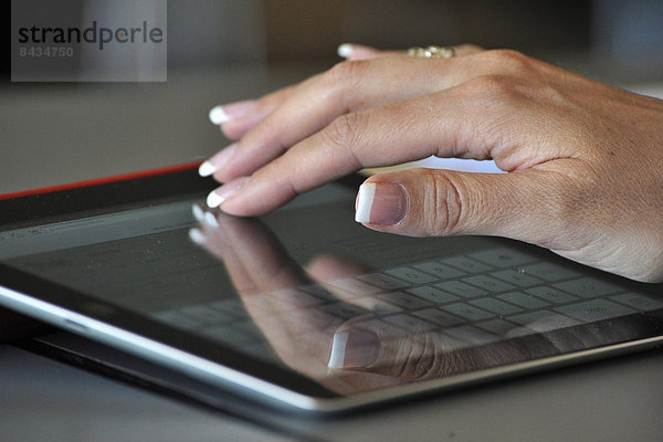 Computertastatur  Tastatur  Computer  Internet  Technologie  Ipad  Menschlicher Fingernagel  Menschliche Fingernägel