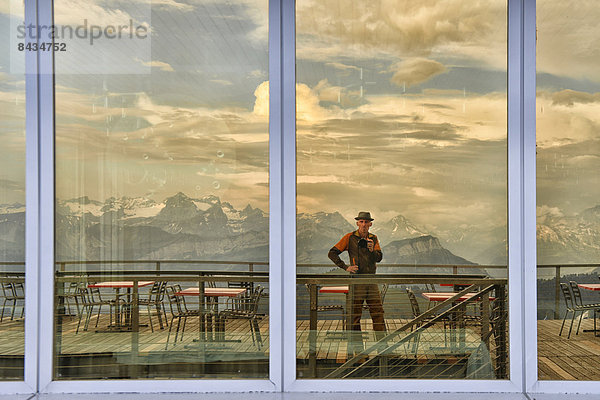 Europa  Berg  Mann  Fenster  Spiegelung  Alpen  schweizerisch  Schweiz