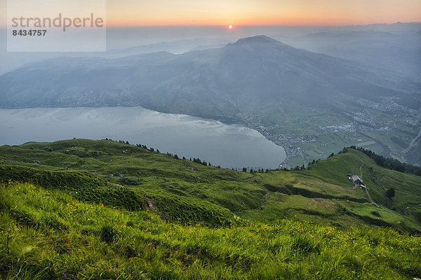 Landschaftlich schön  landschaftlich reizvoll  Europa  Berg  Landschaft  Sonnenaufgang  niemand  See  Scheune  Wiese  schweizerisch  Schweiz