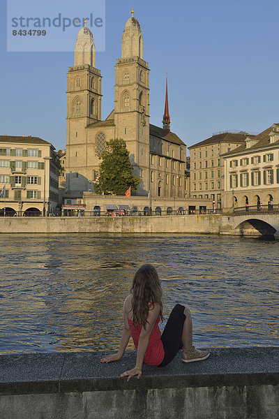 Hochformat  Europa  Frau  Tourist  Architektur  Fluss  Gotik  Mädchen  Schweiz