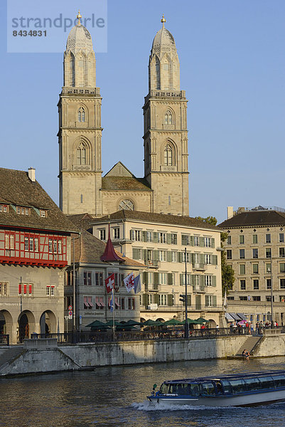 Europa  Großstadt  Boot  Architektur  Fluss  Kirche  Kathedrale  Gotik  Schweiz