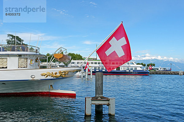 Detail  Details  Ausschnitt  Ausschnitte  Sehenswürdigkeit  Wasser  Schweizer Flagge  Schweizer Flaggen  Hafen  Europa  Technologie  Verkehr  Baum  See  Boot  Schiff  Fähre  Fahne  Genfer See  Genfersee  Lac Leman  Lausanne  Schweiz  Tourismus