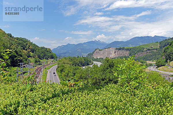 Panorama  Landschaftlich schön  landschaftlich reizvoll  Europa  Landschaft  Straße  fließen  Fluss  Zug  Schotterstrasse  Schweiz