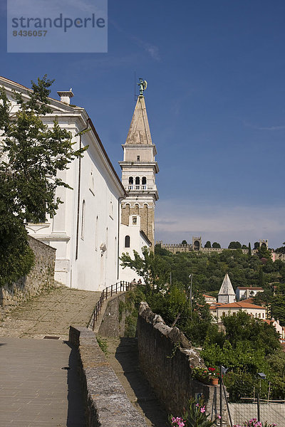 Kuppel Außenaufnahme bauen Wasser Tag Wohnhaus Gebäude Stadt Großstadt Kirche Religion Kathedrale Adriatisches Meer Adria Kuppelgewölbe Italienisch Mittelmeer Piran Slowenien