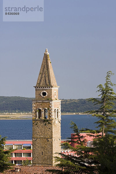 Kuppel Außenaufnahme bauen Wasser Tag Wohnhaus Gebäude Stadt Großstadt Kirche Religion Kathedrale Adriatisches Meer Adria Kuppelgewölbe Italienisch Mittelmeer Piran Slowenien