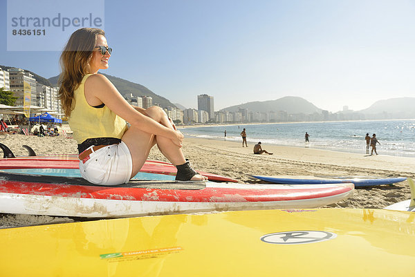 Frau  Strand  Surfboard  Großstadt  Mädchen  Brasilien  Copacabana  Rio de Janeiro  Südamerika