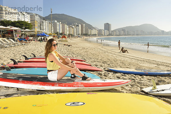 einsteigen  Frau  Strand  Surfboard  Großstadt  Mädchen  Brasilien  Copacabana  Rio de Janeiro  Südamerika  Zuckerhut