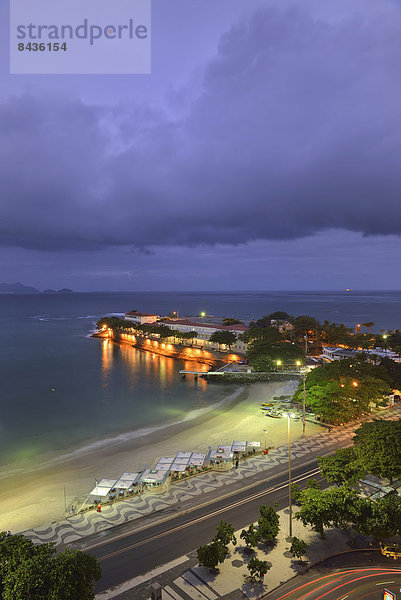 Hochformat  Wolke  Strand  Nacht  Straße  Großstadt  Meer  Festung  Prachtstraße  Brasilien  Copacabana  Rio de Janeiro  Südamerika  Straßenverkehr