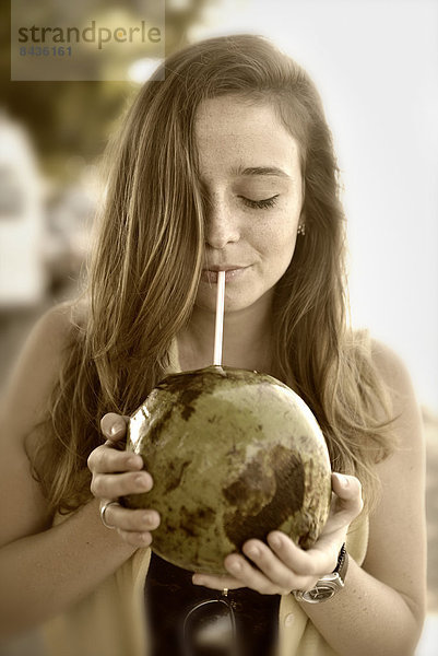 Frau  Getränk  Großstadt  jung  Kokosnuss  Mädchen  Brasilien  Rio de Janeiro  Südamerika