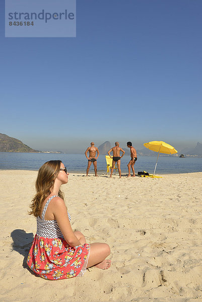 sitzend  Frau  Strand  Großstadt  Mädchen  Brasilien  Rio de Janeiro  Südamerika