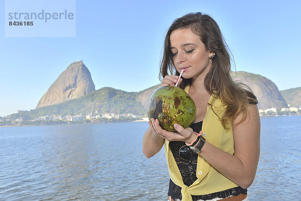 Frau  Berg  Getränk  Großstadt  jung  Kokosnuss  Mädchen  Bucht  Brasilien  Rio de Janeiro  Südamerika  Zuckerhut