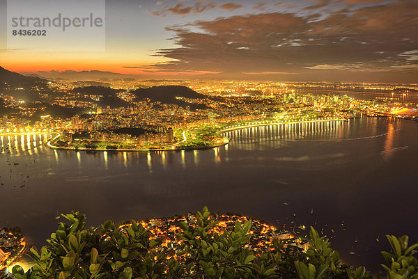Nacht  Reise  Großstadt  beleuchtet  lateinamerikanisch  Rio de Janeiro  Südamerika