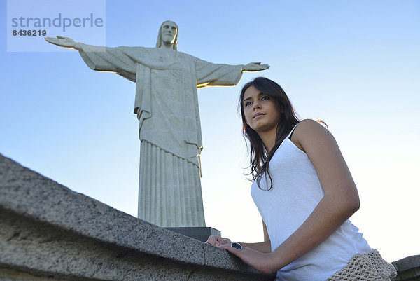 Frau  Großstadt  Religion  Statue  braunhaarig  Jesus Christus  Mädchen  Brasilien  Rio de Janeiro  Südamerika