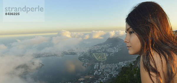 Stadtansicht  Stadtansichten  Frau  Berg  Großstadt  Reise  braunhaarig  Ansicht  Mädchen  Brasilien  Rio de Janeiro  Südamerika  Zuckerhut