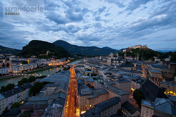 Panorama  Europa  Palast  Schloß  Schlösser  Abend  Nacht  Stadt  Großstadt  Festung  Altstadt  Österreich  Blaue Stunde  Salzburg