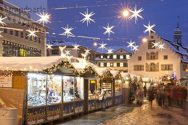 Europa Winter Dunkelheit Abend Nacht Beleuchtung Licht Weihnachten Weihnachtsmarkt Advent Markt Schweiz