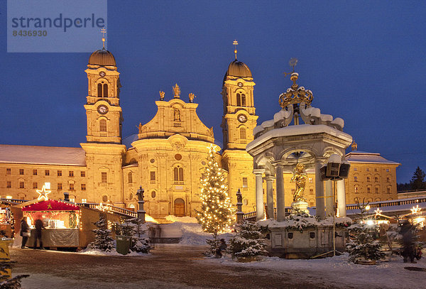 Europa Winter Dunkelheit Nacht Kirche Religion Beleuchtung Licht Weihnachten Advent Markt Schweiz
