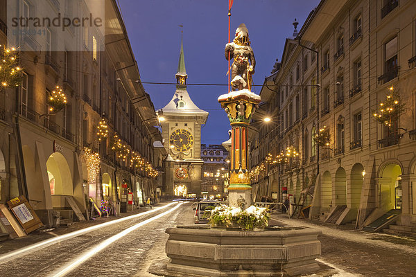 bauen Europa Winter Gebäude Stadt Großstadt Uhr Ziehbrunnen Brunnen Bern Schweiz Schiffswache bei Nacht