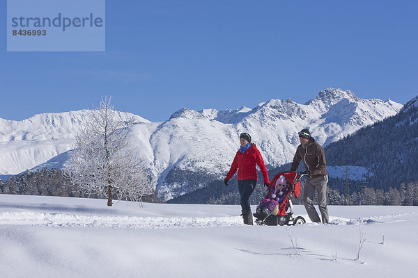 Berg Winter gehen folgen Weg wandern Kanton Graubünden Wanderweg Schnee