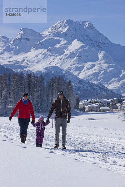 Berg Winter gehen folgen Weg wandern Kanton Graubünden Wanderweg Schnee